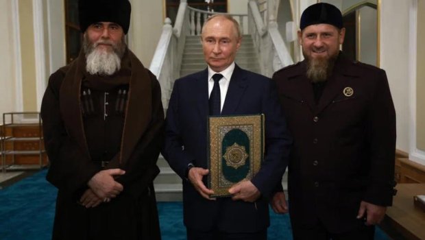 Putin Qroznıda yeni məscidə hədiyyə etdiyi Quran kitabını öpdü - VİDEO
