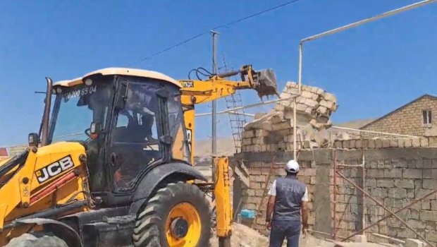 Abşeronda daha bir qanunsuz tikili söküldü &ndash; FOTO/VİDEO