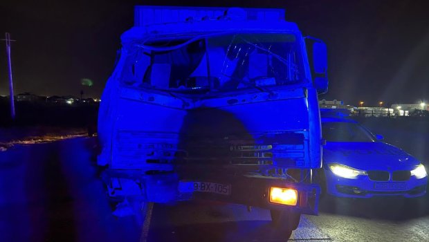 DYP yük maşını ilə mikroavtobusun toqquşduğu qəza barədə məlumat yaydı &ndash; FOTO 