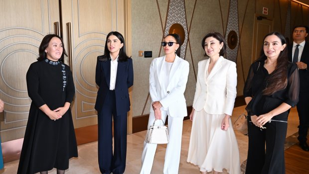 Birinci xanımlar və qızları Özbəkistan milli geyimlərindən ibarət kolleksiyaya baxdılar - FOTO/VİDEO