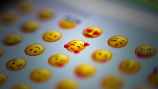 Rəqəmsal mediada istifadə etdiyimiz emojilər dilimizi UNUTDURUR?