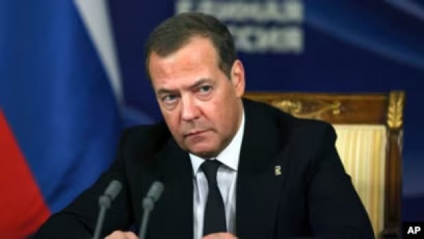 Dmitri Medvedev Makrona “Fransadan rədd ol!” dedi - VİDEO
