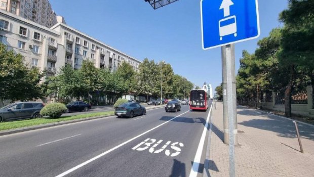 Bakıda Tbilisi prospektində avtobus zolağı salınır - FOTO