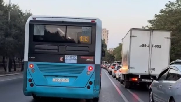 Bakıda avtobus sürücüsü əks yola çıxdı - VİDEO