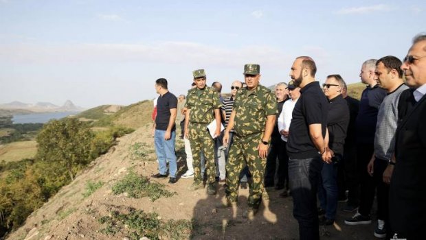 Ararat Mirzoyan Ermənistanın xaricdəki səfirlərini Qazaxla sərhədə gətirdi - FOTO
