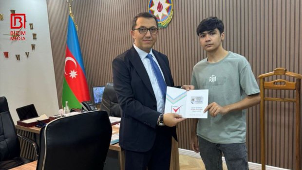 Bu gün 18 yaşı tamam olan gənc ilk dəfə səs verir &ndash; FOTO 