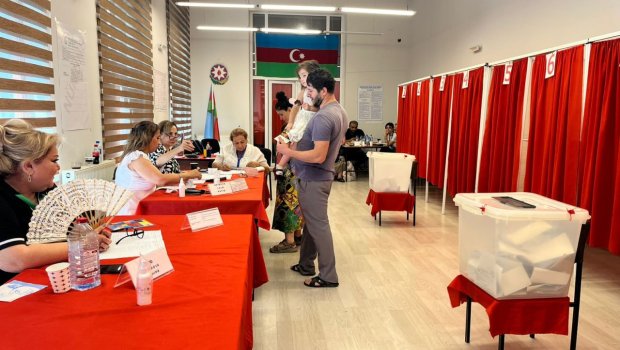Bu məntəqədə 280-dən çox şəxs öz namizədinə səs verib - FOTO