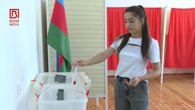 Ad günündə ilk dəfə səs verən şəkili gəncə MARAQLI HƏDİYYƏ &ndash; FOTO
