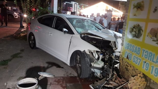 Göyçayda minik avtomobili ət dükanına çırpıldı - FOTO
