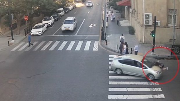 Bakıda DƏHŞƏT: &ldquo;Prius&rdquo; piyada keçidində qızın üstündən keçdi &ndash; ANBAAN VİDEO