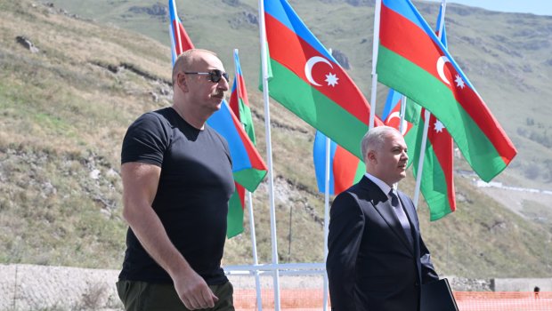 İlham Əliyev Kəlbəcər rayonunun İstisu qəsəbəsinin təməlini qoydu - FOTO