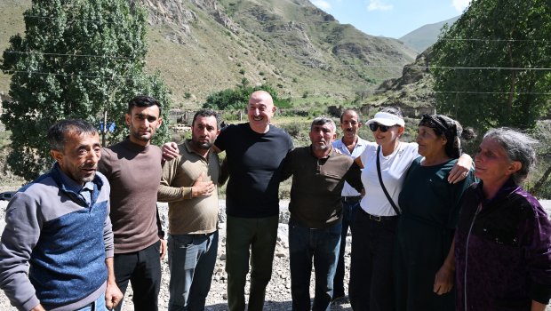 İlham Əliyev və Birinci xanım Kəlbəcər sakinləri ilə görüşdülər - FOTO