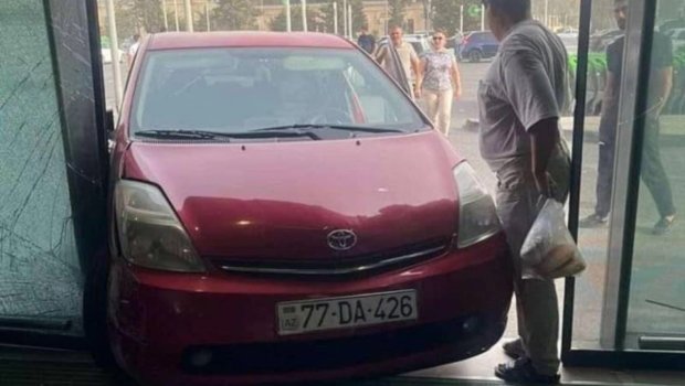 Bakıda "Prius" marketə ÇIRPILDI