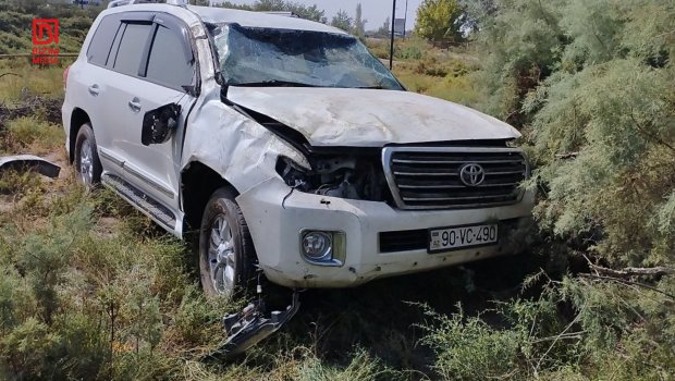 Kürdəmirdə "Toyota" aşdı: Sürücü və sərnişin xəsarət aldı - FOTO/VİDEO