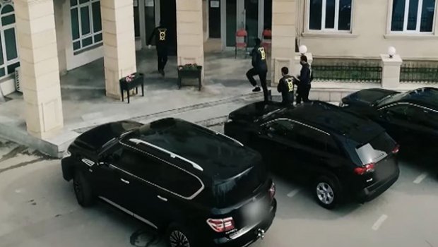 20-yə yaxın məmur onunla əlbir olub pulları mənimsəyib- Adlar