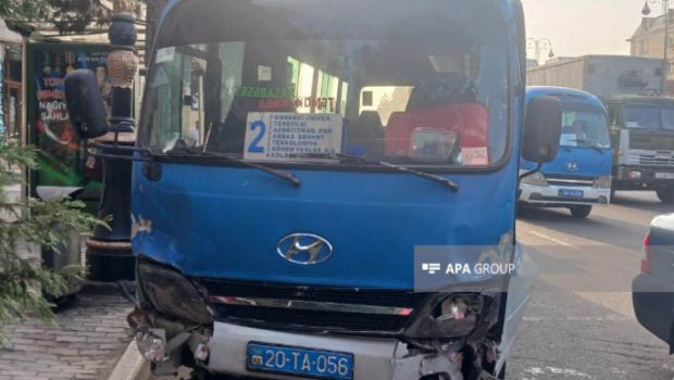 Gəncədə mikroavtobus 6 maşına çırpılıb - FOTO