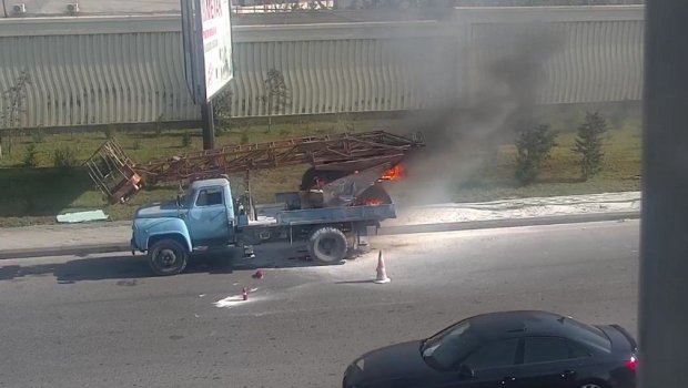 Qaldırıcı kran yandı, &ldquo;Koroğlu&rdquo;da sıxlıq yarandı - FOTO/VİDEO
