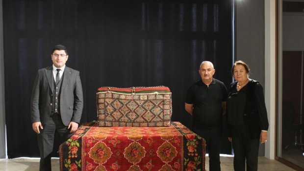 Milli Xalça Muzeyinin Şuşa filialına iki sənətkarlıq nümunəsi hədiyyə edildi - FOTO