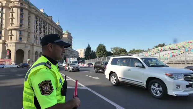 Polis hərəkətin intensiv olduğu yollarda gücləndirilmiş rejimdə çalışır &ndash; VİDEO 