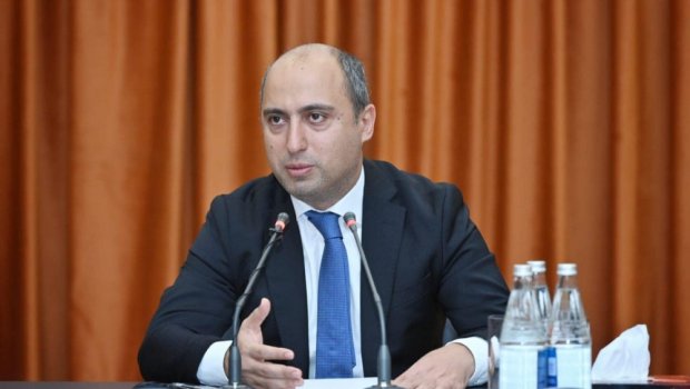 Rus bölməsinin şagirdləri tariximizi Azərbaycan dilində öyrənəcəklər - Emin Əmrullayev