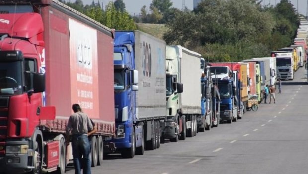 &ldquo;Samur&rdquo; postunda SIXLIQ &ndash; Onlarla yük maşını sərhəddə GÖZLƏYİR &ndash; FOTO