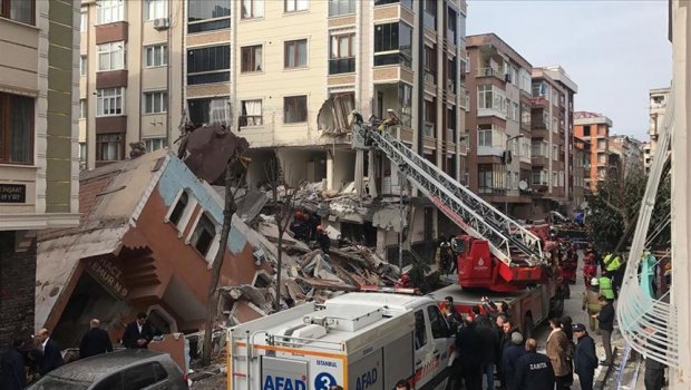 SON DƏQİQƏ: İstanbulda üçmərtəbəli bina çökdü - VİDEO