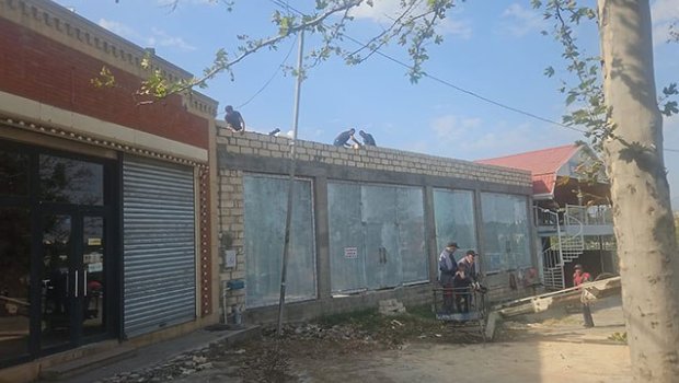Gəncədə qanunsuz köşk aşkarlandı, ərazidən götürüldü - FOTO