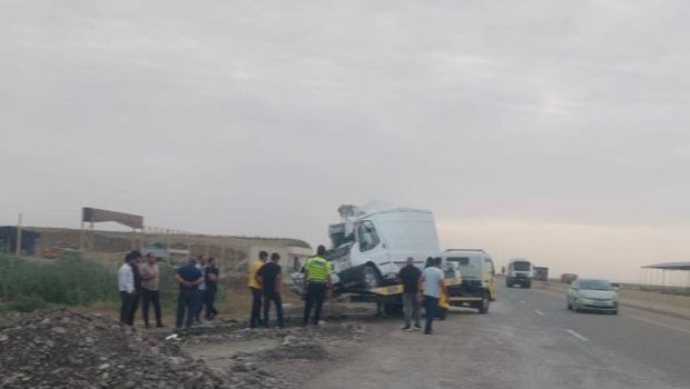 Hacıqabulda yük avtomobili digər maşına çırpılıb, xəsarət alan var - FOTO