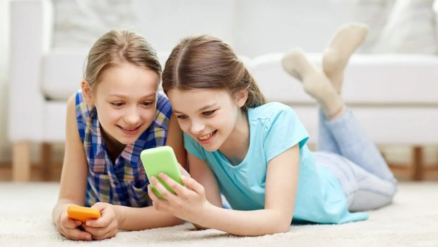 Telefondan asılı qalan UŞAQLAR &ndash; Valideynlər nə etməlidir?