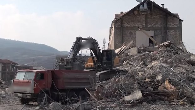 Xankəndidə sonradan yamaq kimi inşa edilən tikililər artıq sökülür - VİDEO