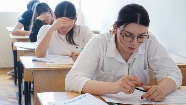 Dövlət qulluğuna qəbul imtahanı keçirildi