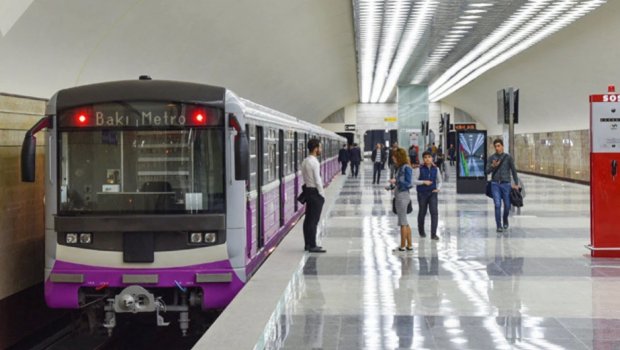 Bakı metrosunda qatarda nasazlıq: Sərnişinlər düşürüldü - VİDEO