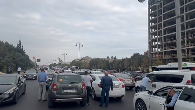 8 Noyabr prospektində nəqliyyatın hərəkəti yenə dayandı - FOTO/VİDEO