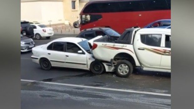 Bakıda QƏZA: Avtomobillər bir-birinə yapışdı &ndash; VİDEO