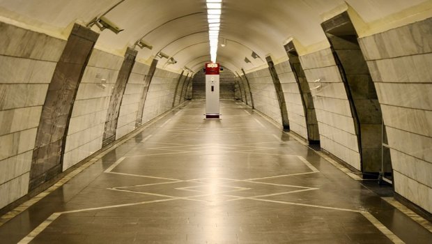 Metroda MƏHDUDİYYƏT &ndash; Sərnişinlərə yeraltı keçiddən &ldquo;28 May&rdquo;a birbaşa daxil olmağa niyə İCAZƏ verilmir?