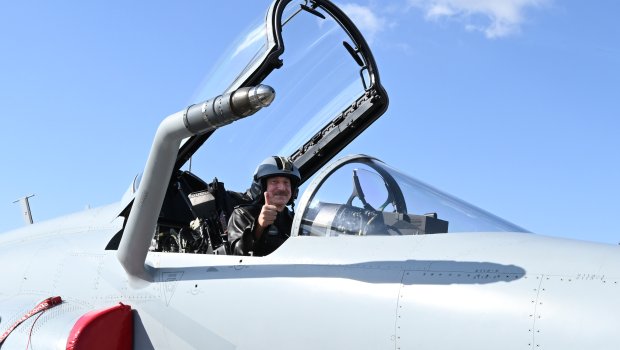 İlham Əliyev &ldquo;JF-17C&rdquo; təyyarəsinin sükanı arxasında &ndash; FOTO/VİDEO