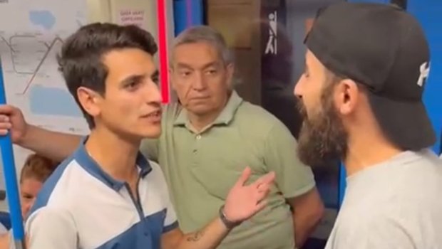 Bakı metrosunda Azərbaycan MAHNILARI - Sərnişinlər ifaya niyə BİGANƏDİR? &ndash; VİDEO