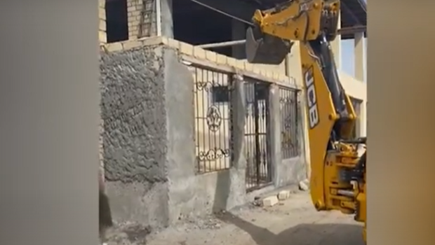 Gəncədə qanunsuz tikili söküldü &ndash; FOTO/VİDEO
