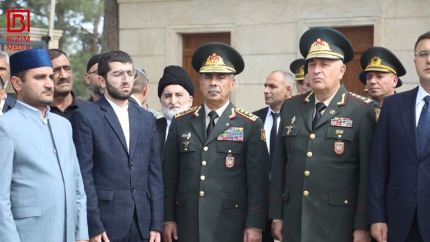 Müdafiə Nazirliyinin rəhbərliyi İkinci Şəhidlər Xiyabanında &ndash; FOTO