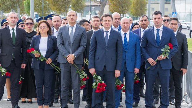 AZAL rəhbərliyi və kollektivi şəhidlərin əziz xatirəsini yad edib - FOTO