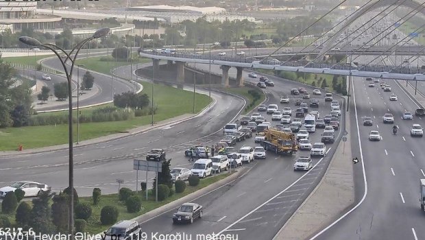 Bakıda bitum daşıyan yük maşını AŞDI: Maye yola dağıldı &ndash; FOTO 