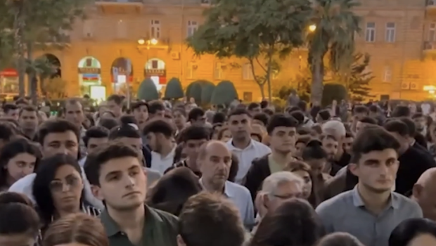 "İçərişəhər" metrosunun önündə dəhşətli SIXLIQ YARANDI - VİDEO