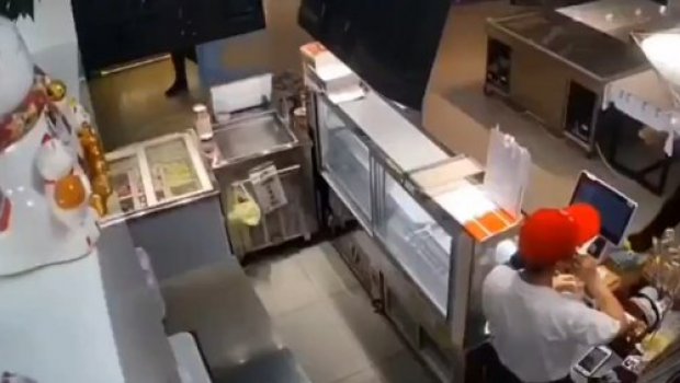 Bıçaqla supermarketdə insanlara hücum etdi: 3 ölü, 15 yaralı var - ANBAAN VİDEO