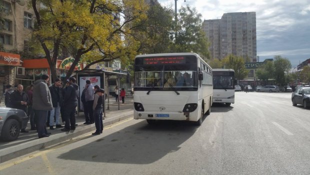 Qiymət QALXDI, köhnə avtobuslar YENİLƏNMƏDİ &ndash; AYNA yararsız marşrutları xətdən niyə ÇIXARMIR? - FOTO
