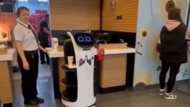Rusiyada &ldquo;fast food&rdquo; restoranlar şəbəkəsində yeni robotlar fəaliyyət GÖSTƏRƏCƏK - VİDEO