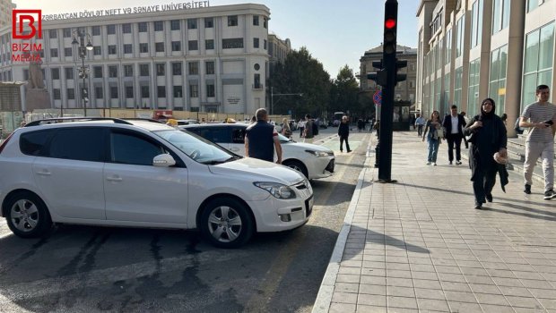 Taksilər &ldquo;28 Mall&rdquo;ın qarşısındakı velosiped zolağını duracağa çeviriblər &ndash; FOTOFAKT
