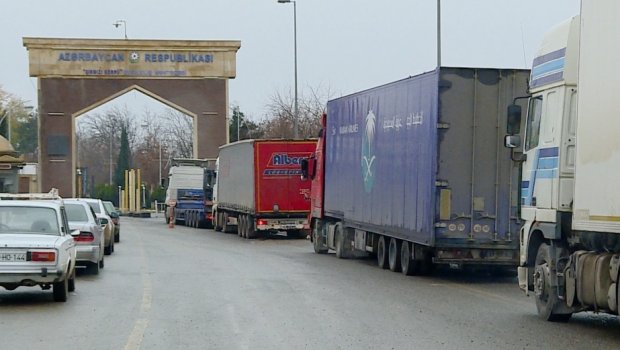 350 yük avtomobili &ldquo;Qırmızı körpü&rdquo;də qalıb