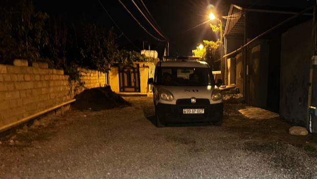 Bakıda ata və oğul qohumlarını bıçaqladı - Ölən və yaralanan var
