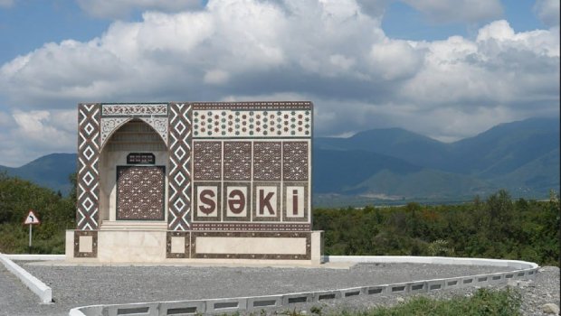 Şəkidə qəza baş verib, qadın sürücü xəsarət alıb