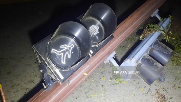 Yasamalda avtomobil işıqfora çırpıldı - FOTO